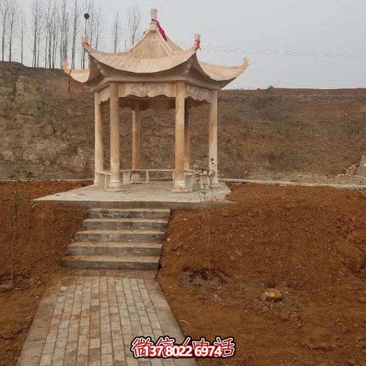 色彩斑斕的晚霞紅涼亭，讓您享受中式園林的繽紛景點