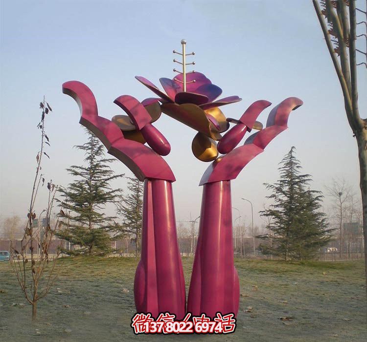 不銹鋼雕塑——用手捧花朵，點綴公園抽象美