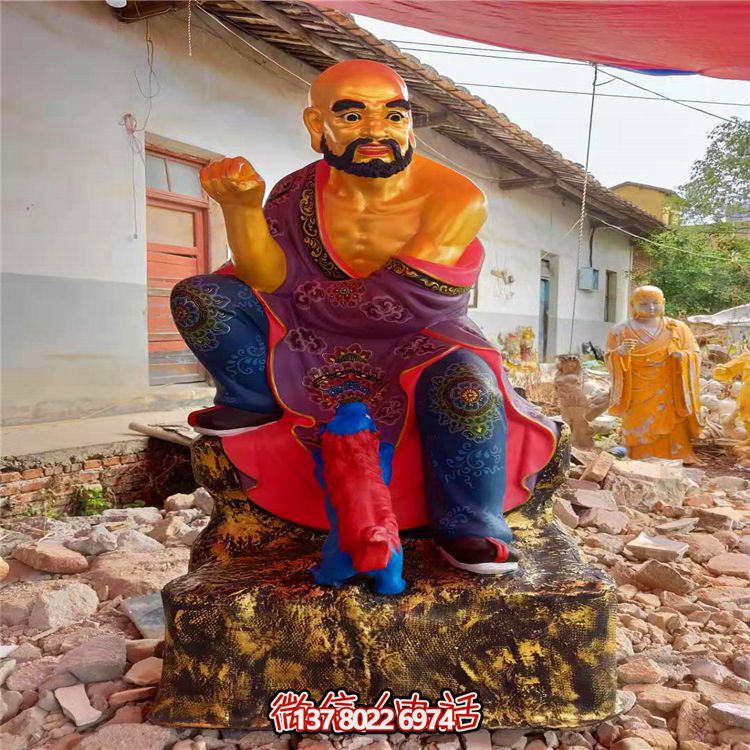 精美絕倫的玻璃鋼彩繪貼金十八羅漢雕塑，讓寺廟更加輝煌