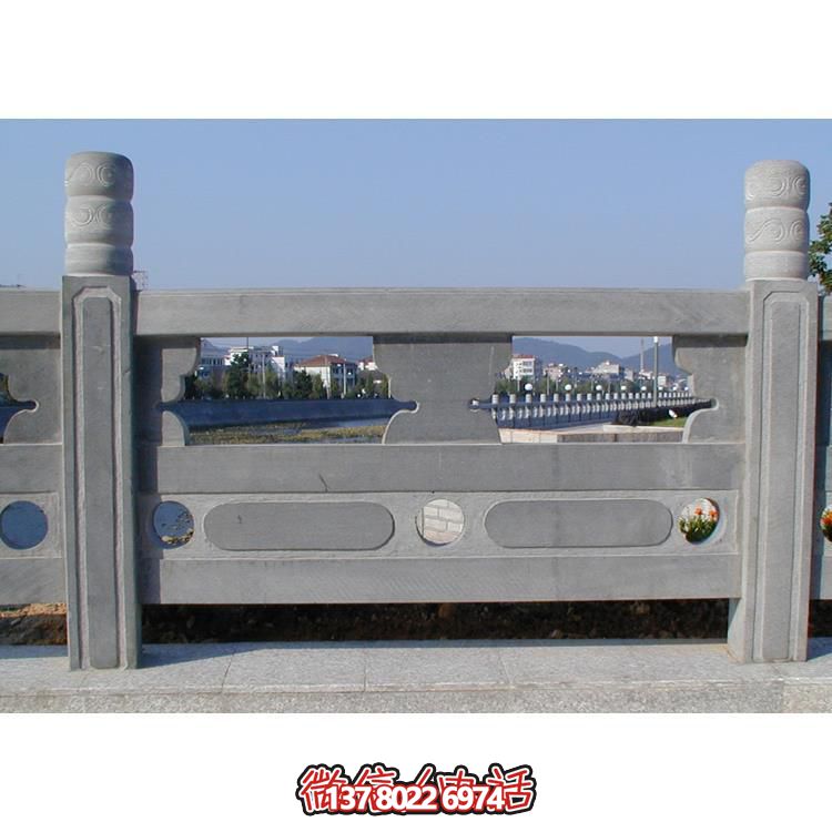 青石雕刻欄桿欄板，點綴美麗河道