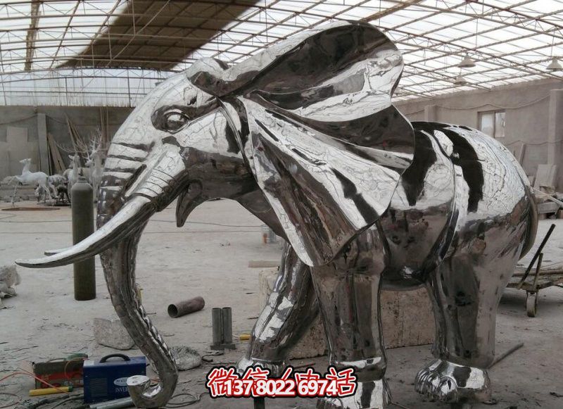 不銹鋼創(chuàng)意雕塑——城市街道的鏡面大象 不銹鋼創(chuàng)意雕塑——城市街道的鏡面大象