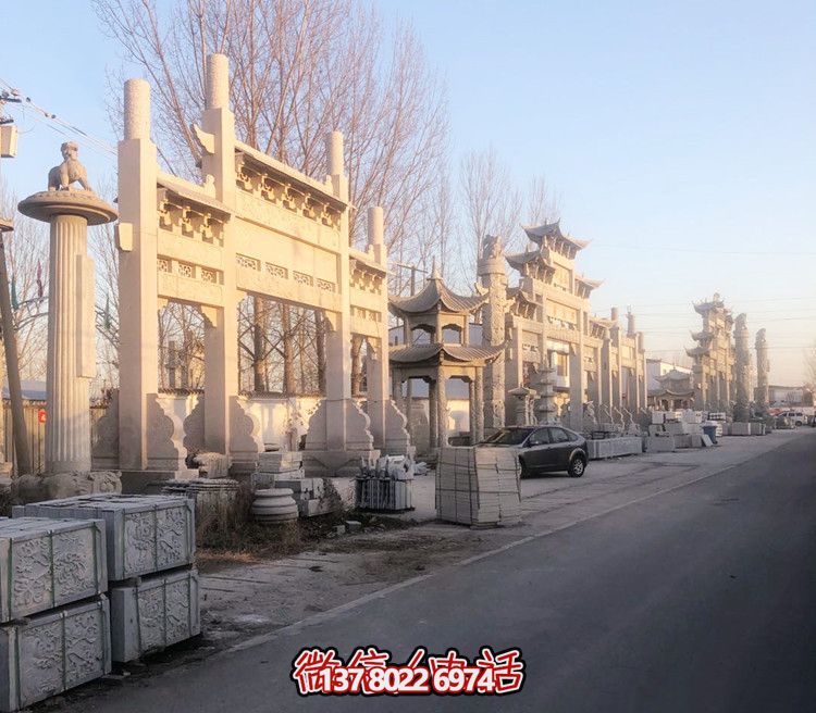 大理石門牌樓，點(diǎn)綴村莊入口