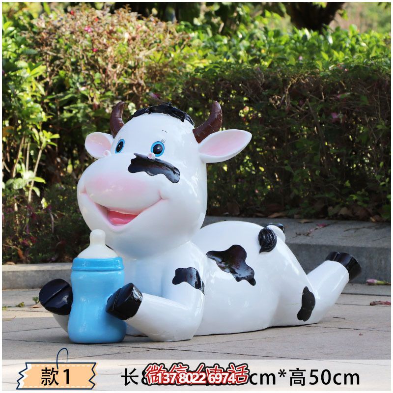 玻璃鋼牛雕塑，為幼兒園的幼兒們趴著喝奶更添樂趣