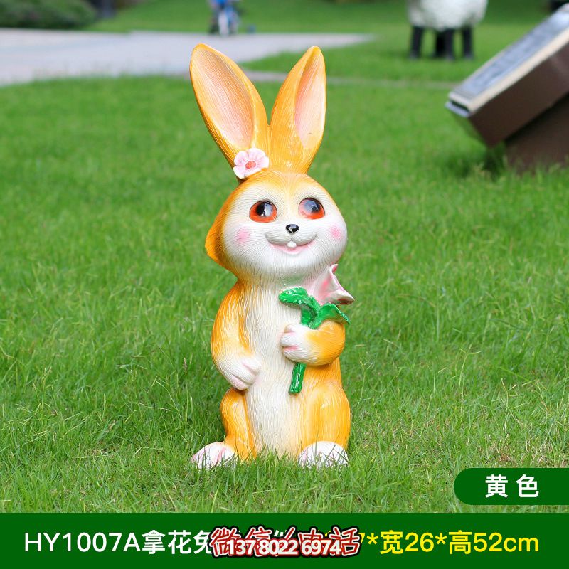 黃色樹脂兔子雕塑，室內擺放只有一個