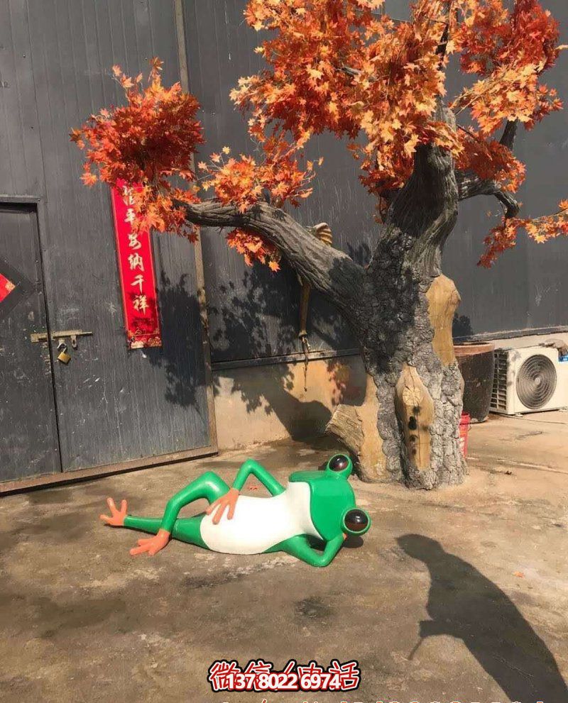 玻璃鋼雕塑躺臥青蛙,給公園增添美感 玻璃鋼雕塑躺臥青蛙,給公園增添美感