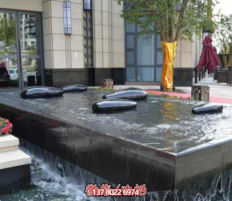 創意水中鵝卵石雕塑,為酒店池塘帶來抽象美感 創意水中鵝卵石雕塑,為酒店池塘帶來抽象美感