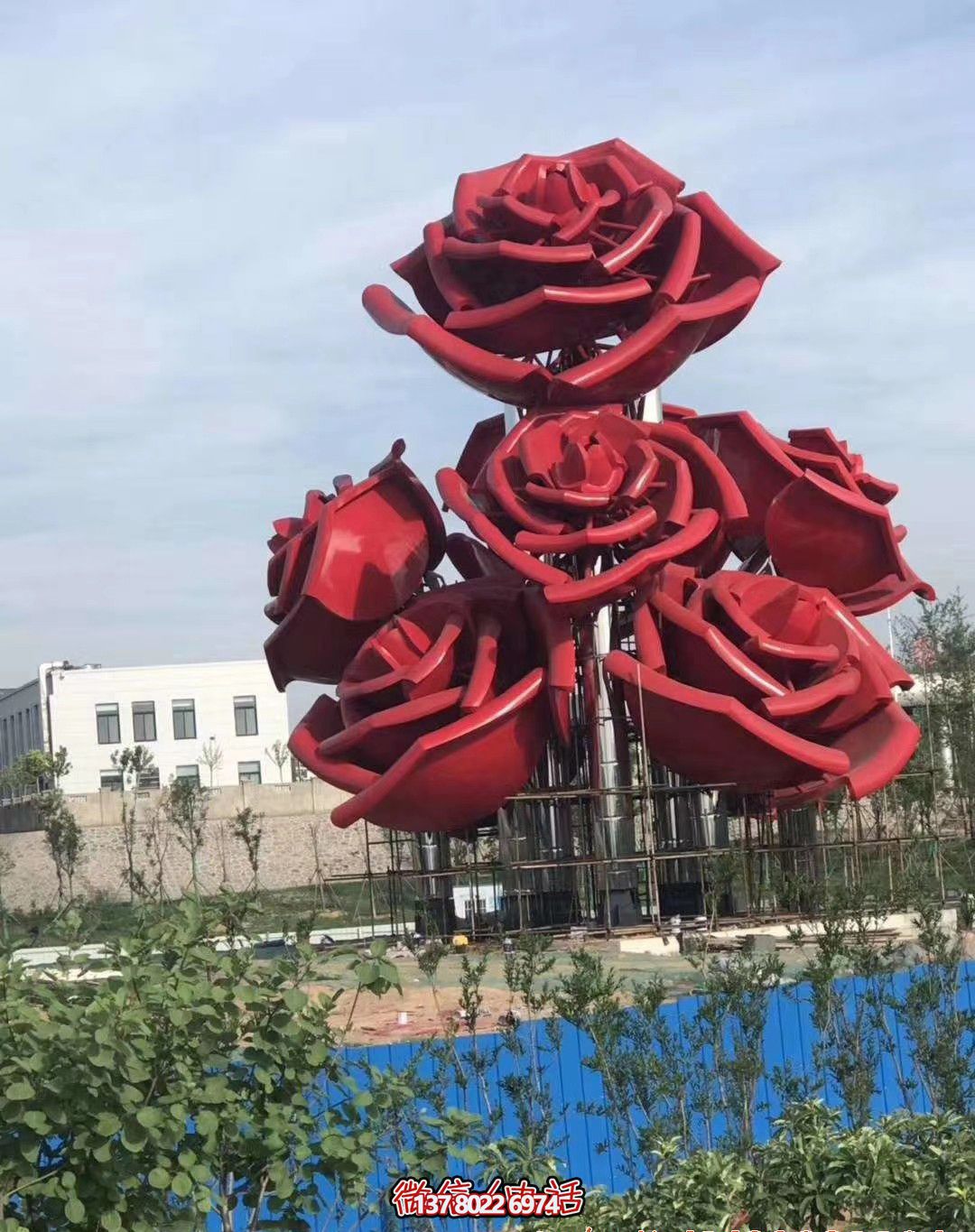 紅色玫瑰不銹鋼創(chuàng)意雕塑——美化廣場(chǎng),增添驚喜 紅色玫瑰不銹鋼創(chuàng)意雕塑——美化廣場(chǎng),增添驚喜