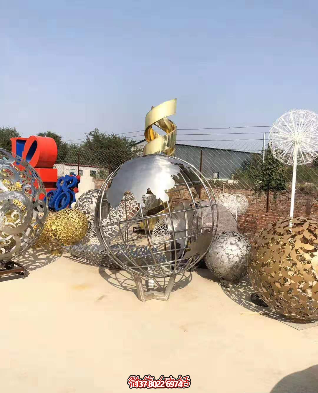 不銹鋼拋光地球儀雕塑，營造公園游樂場氛圍