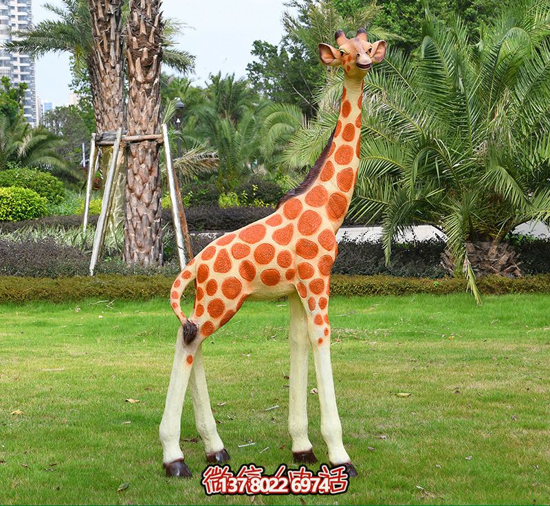 藝術化玻璃鋼仿真大型長頸鹿雕塑，點綴綠色草坪，讓公園更加美觀
