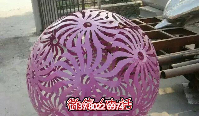 紫色不銹鋼鏤空球雕塑,為花園增添精彩 紫色不銹鋼鏤空球雕塑,為花園增添精彩