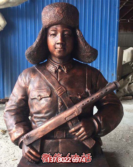 不銹鋼仿銅雷鋒持槍雕塑,現代雷鋒屹立于戶外景區 不銹鋼仿銅雷鋒持槍雕塑,現代雷鋒屹立于戶外景區