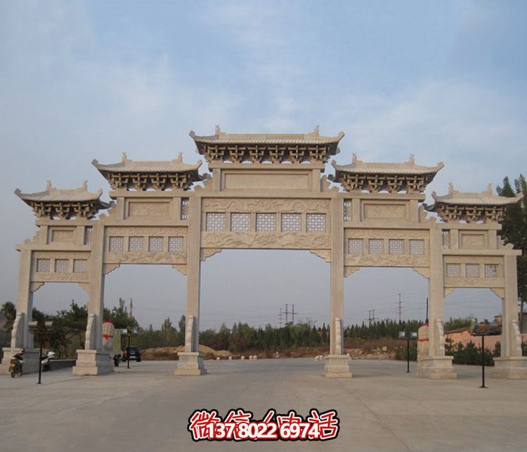 精美大型鏤空牌樓石雕，為公園廣場增添美麗色彩