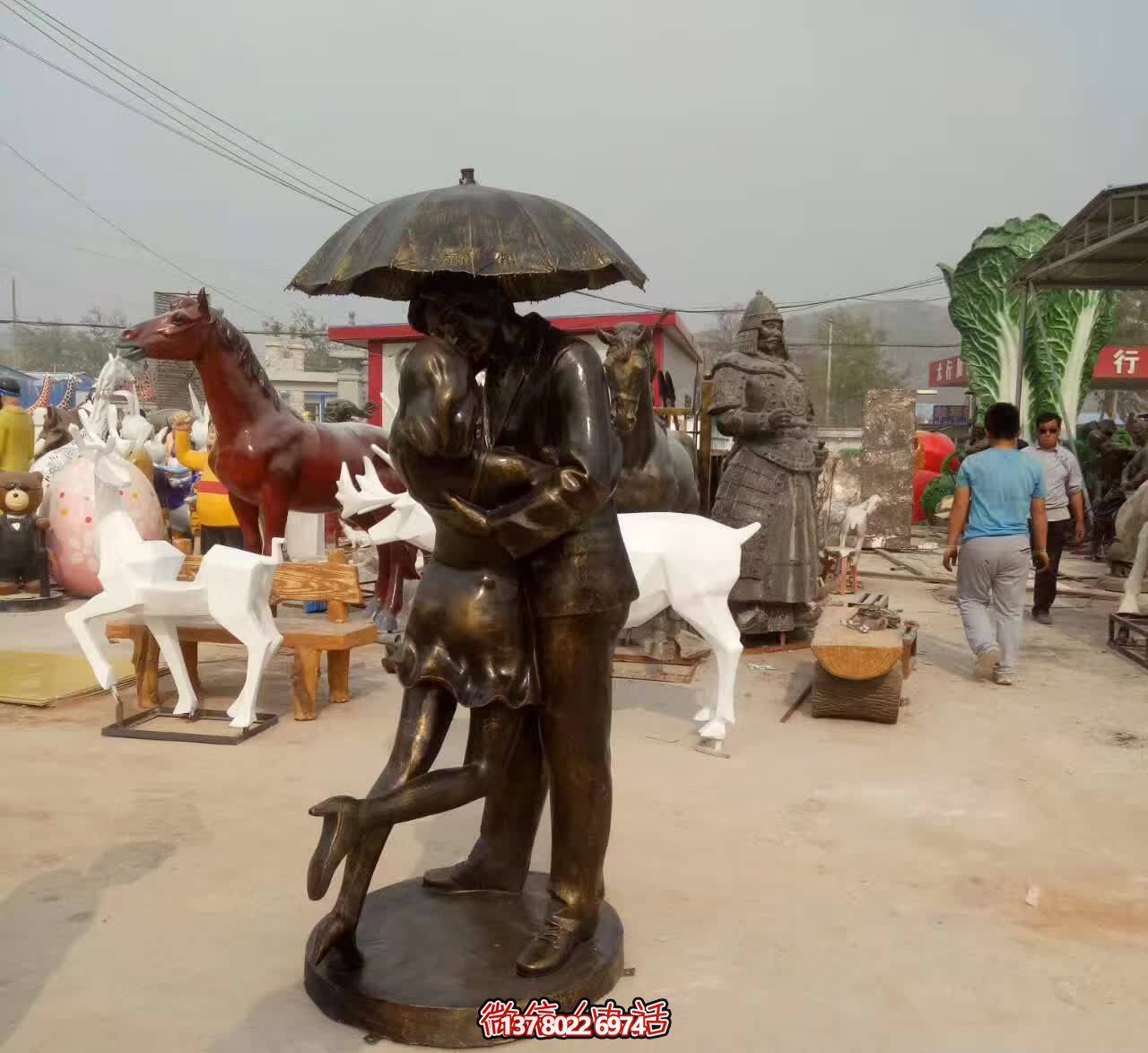 銅雕傘情侶接吻雕塑,在景區擁抱浪漫 銅雕傘情侶接吻雕塑,在景區擁抱浪漫