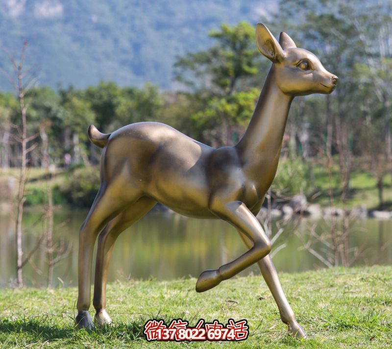 玻璃鋼雕刻仿梅花鹿雕塑,為池塘草坪添彩 玻璃鋼雕刻仿梅花鹿雕塑,為池塘草坪添彩