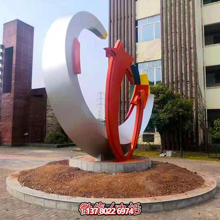 精致不銹鋼月牙雕塑，打造現代都市景觀