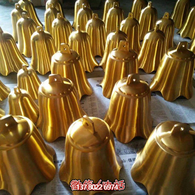 純銅雕塑銅鐘，點綴寺廟景觀