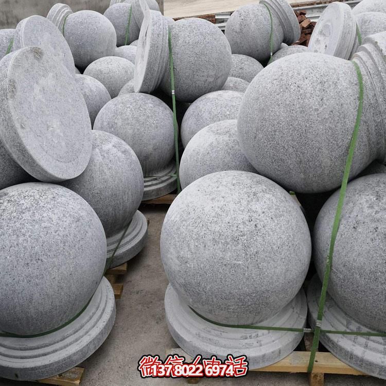 精美石雕車阻，點綴公園美景