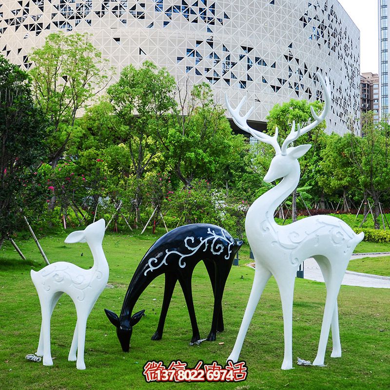 玻璃鋼彩繪黑白鹿雕塑，為小區(qū)增添創(chuàng)意美感