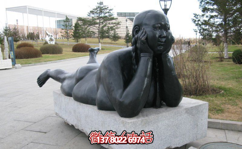 公園美景銅雕雕塑與胖女孩的趴趴著 公園美景銅雕雕塑與胖女孩的趴趴著