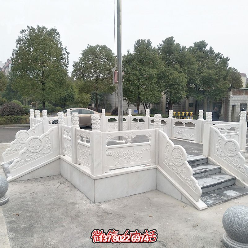 升旗臺石雕——精雕細(xì)琢，點(diǎn)綴校園風(fēng)采