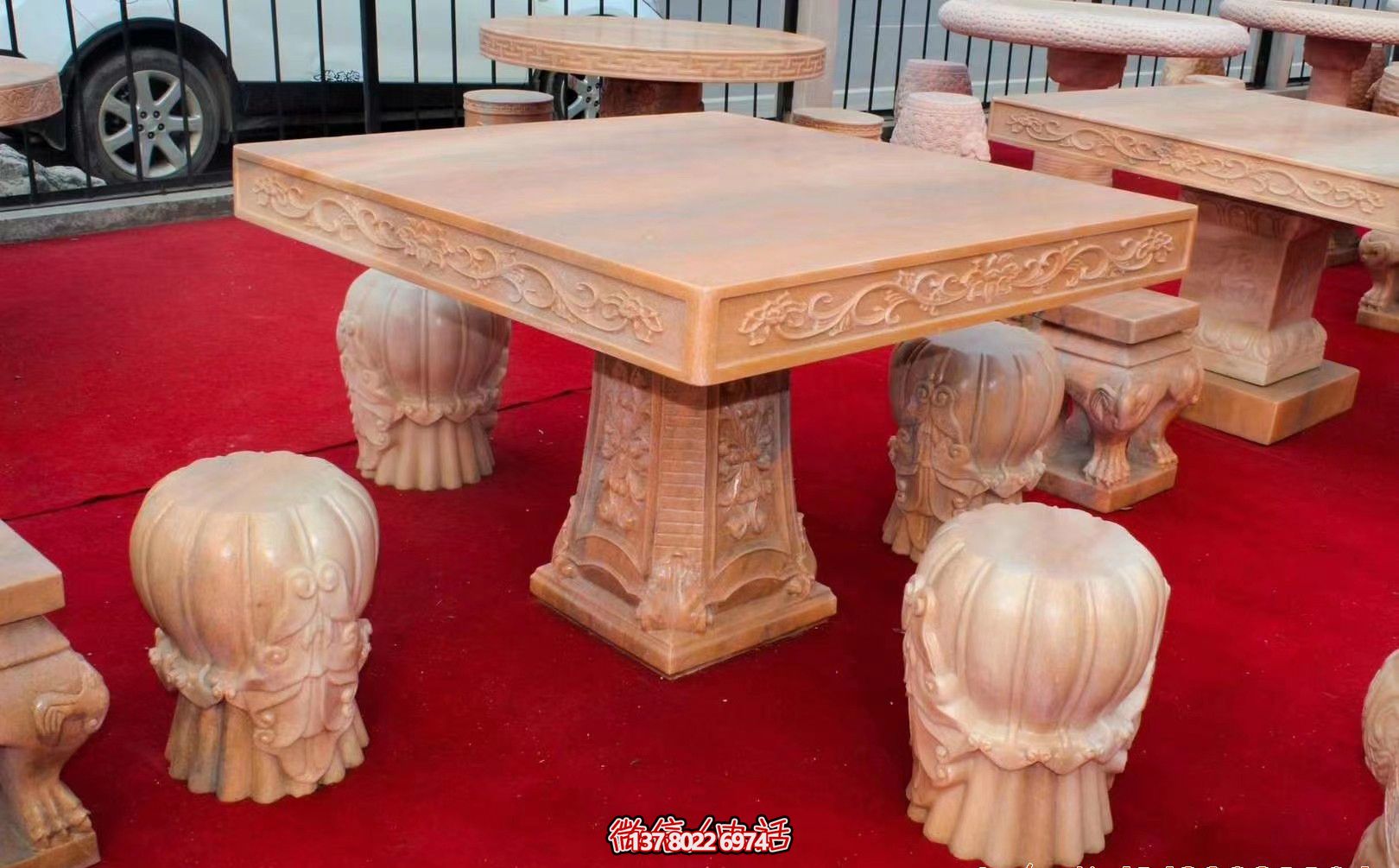 紅色方形石桌凳，欣賞晚霞雕塑，點亮花園廣場