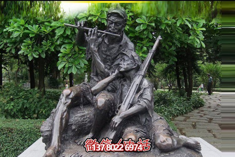 景區坐著吹笛子的戰士紅軍雕塑 景區坐著吹笛子的戰士紅軍雕塑