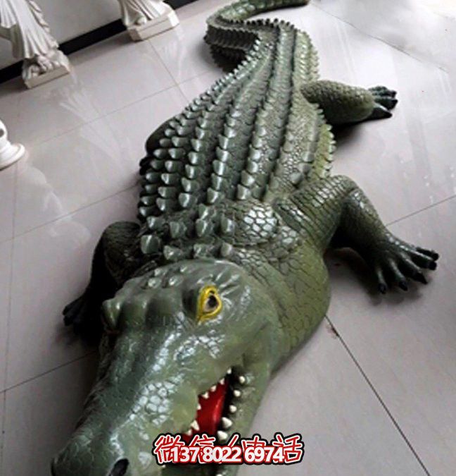 公園湖邊擺放的玻璃鋼創(chuàng)意鱷魚雕塑 公園湖邊擺放的玻璃鋼創(chuàng)意鱷魚雕塑