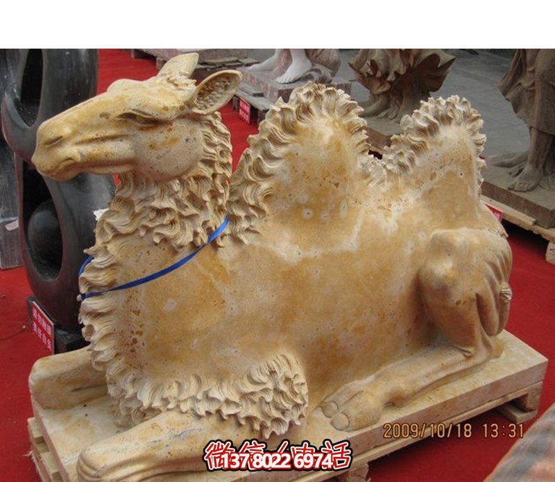 街道邊擺放的黃色的玻璃鋼創意駱駝雕塑 街道邊擺放的黃色的玻璃鋼創意駱駝雕塑