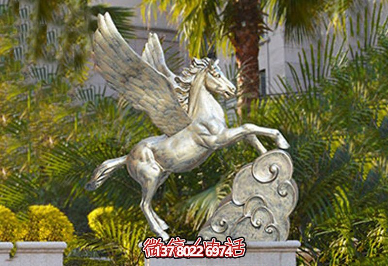 公園里擺放的腳踩云朵的玻璃鋼創(chuàng)意飛馬雕塑 公園里擺放的腳踩云朵的玻璃鋼創(chuàng)意飛馬雕塑