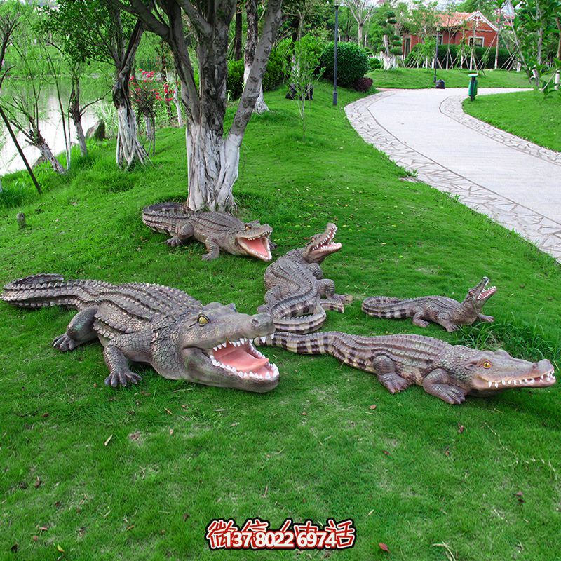 公園草地上擺放的形態各異的玻璃鋼鱷魚雕塑 公園草地上擺放的形態各異的玻璃鋼鱷魚雕塑