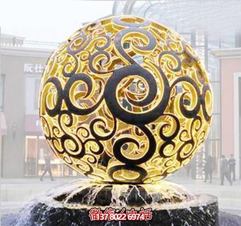 戶外不銹鋼噴泉上的鏤空球雕塑 戶外不銹鋼噴泉上的鏤空球雕塑
