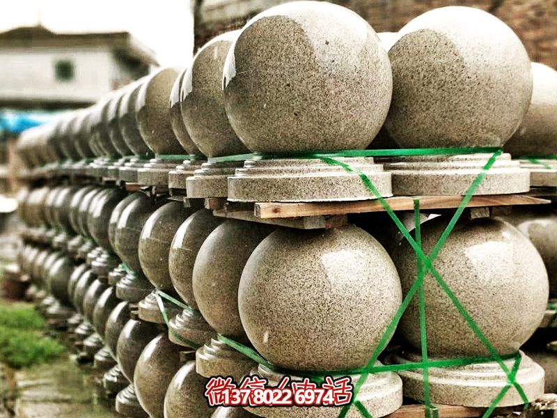 動物園門口擺放球形花崗巖攔車石雕塑 動物園門口擺放球形花崗巖攔車石雕塑