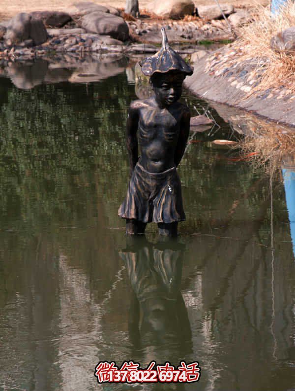 公園池塘頭戴荷葉的男孩人物銅雕荷花雕塑 公園池塘頭戴荷葉的男孩人物銅雕荷花雕塑