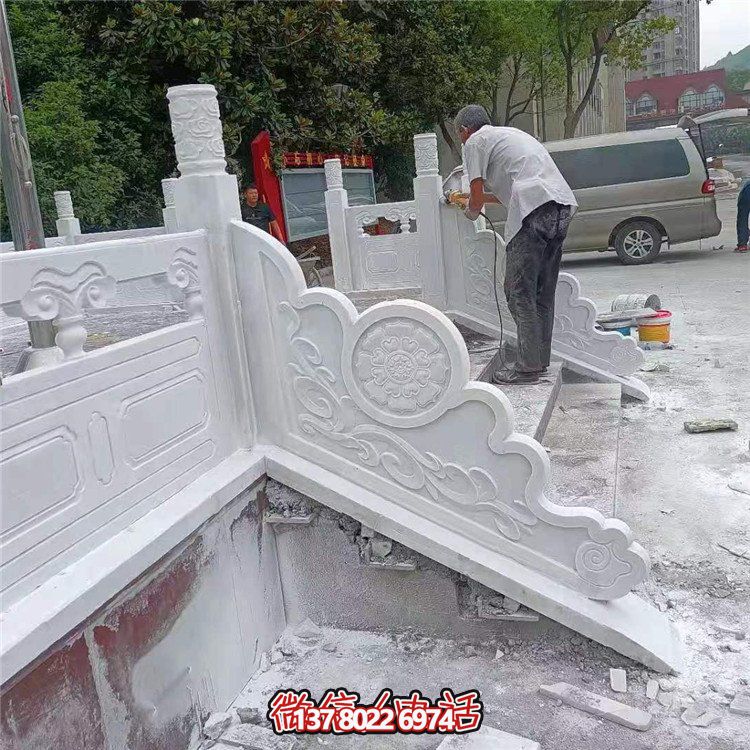 漢白玉旗臺欄板欄桿安裝，細節打磨處理