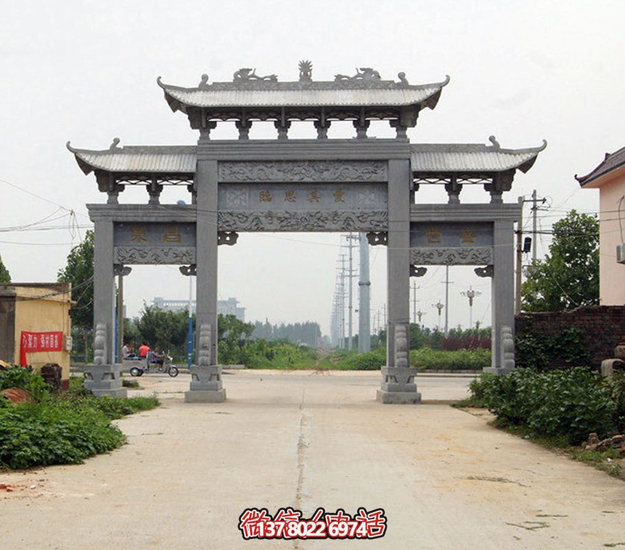 村口前擺放青石仿古門樓牌坊雕塑