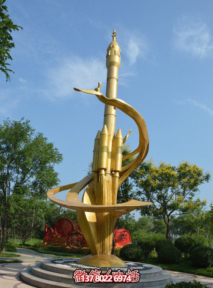 公園里擺放的金色的不銹鋼噴漆火箭雕塑 公園里擺放的金色的不銹鋼噴漆火箭雕塑