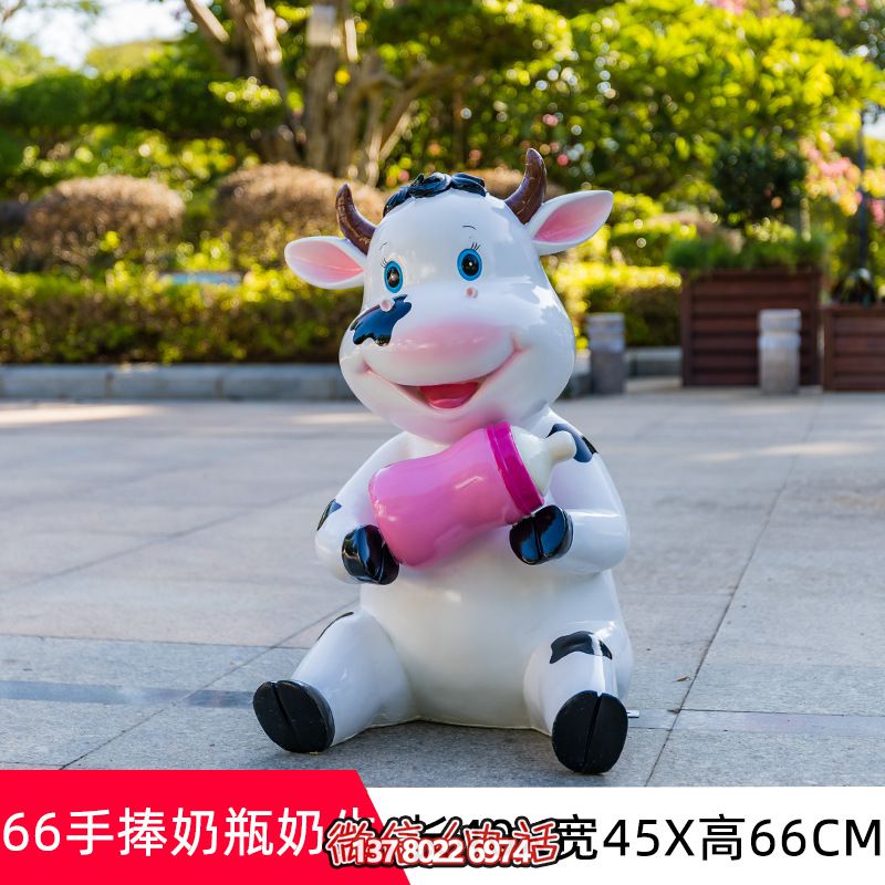 景區一只抱著奶瓶的玻璃鋼牛雕塑 景區一只抱著奶瓶的玻璃鋼牛雕塑