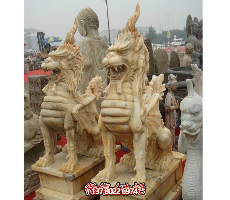 雕塑園里擺放的兩只黃蠟石石雕創(chuàng)意獨(dú)角獸雕塑 雕塑園里擺放的兩只黃蠟石石雕創(chuàng)意獨(dú)角獸雕塑