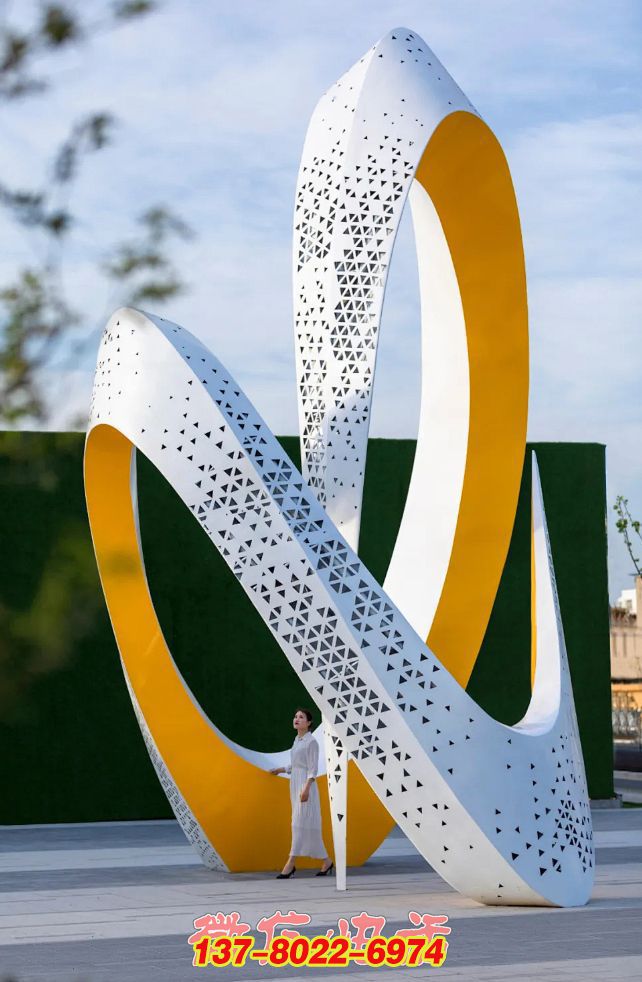 律動金環:不銹鋼編織的戶外景觀之舞 律動金環:不銹鋼編織的戶外景觀之舞