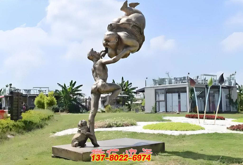 力與趣的協(xié)奏:男子托舉胖娃景觀雕塑 力與趣的協(xié)奏:男子托舉胖娃景觀雕塑