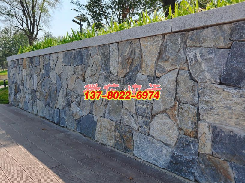 景石碎拼景觀墻：自然與藝術交融的景觀雕塑，石雕工藝的質樸美學呈現